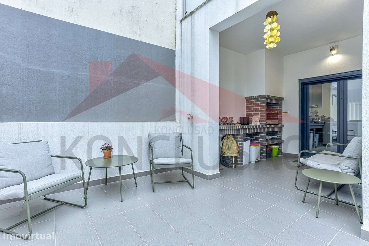 Moradia T4 de arquitetura moderna, estado de nova.-5