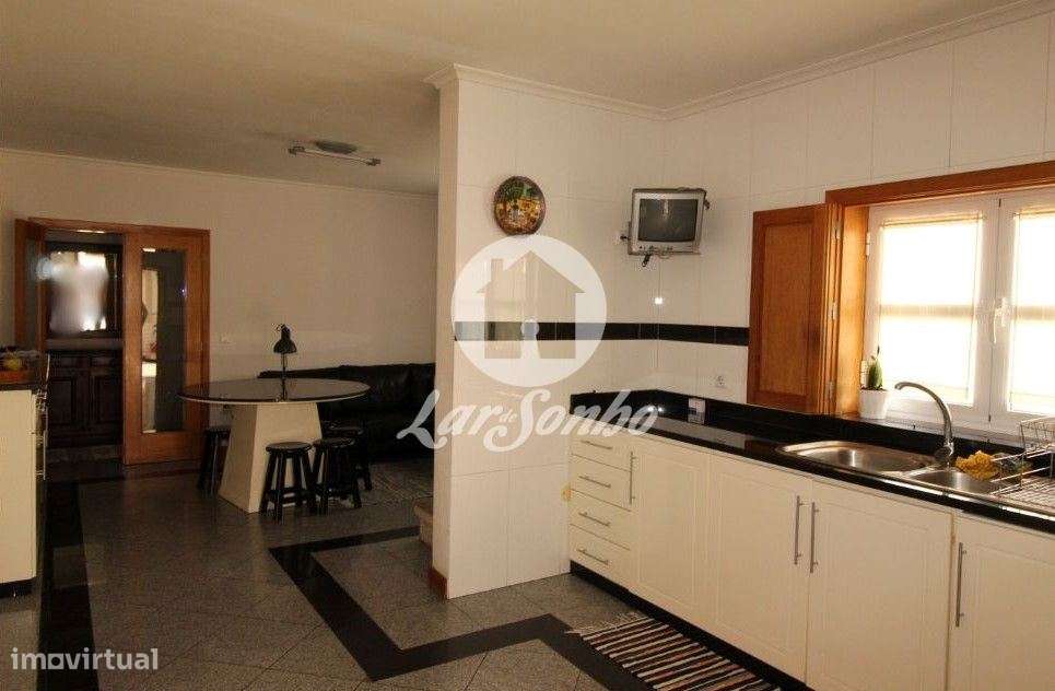 Moradia V4 com áreas amplas e acabamentos de qualidade em Fafe - Grande imagem: 2/14