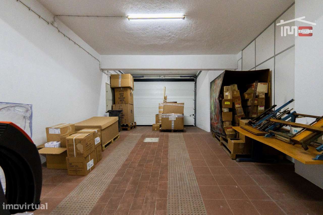 Espaço Comercial / Armazém à Venda - 174m² na Pontinha - Grande imagem: 1/16