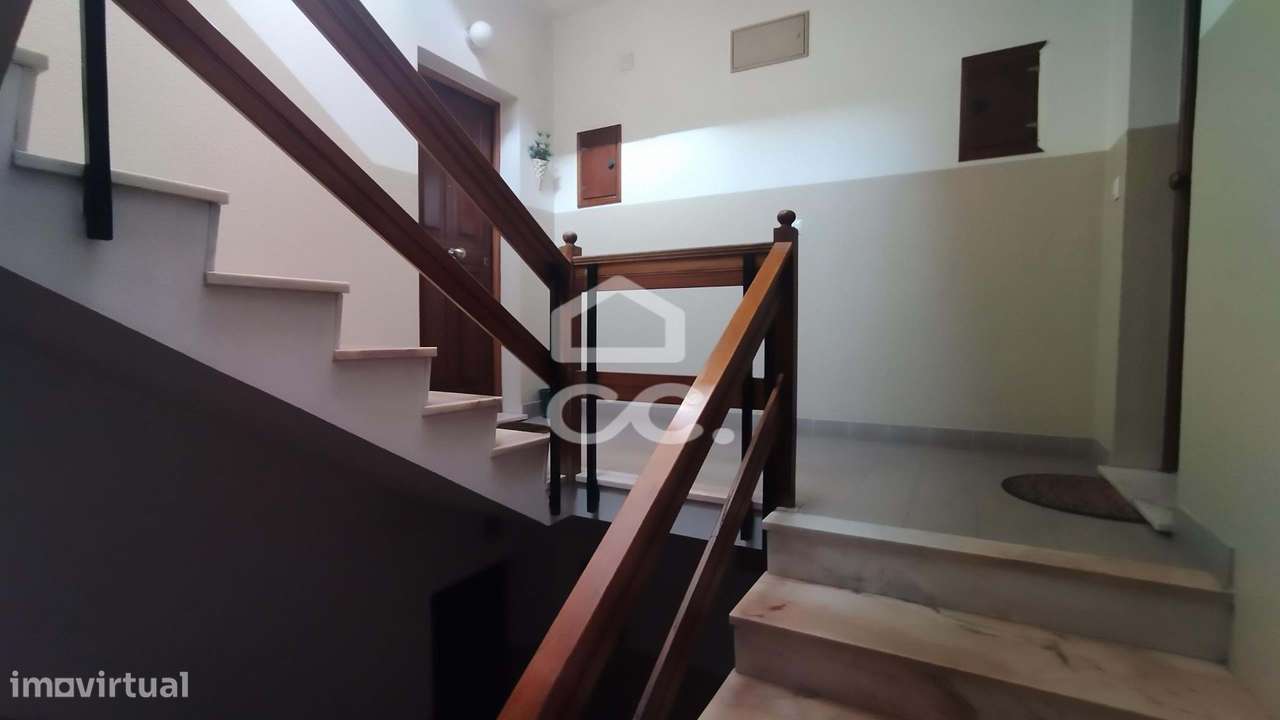 Apartamento tipo T-3 em zona central da cidade.-10