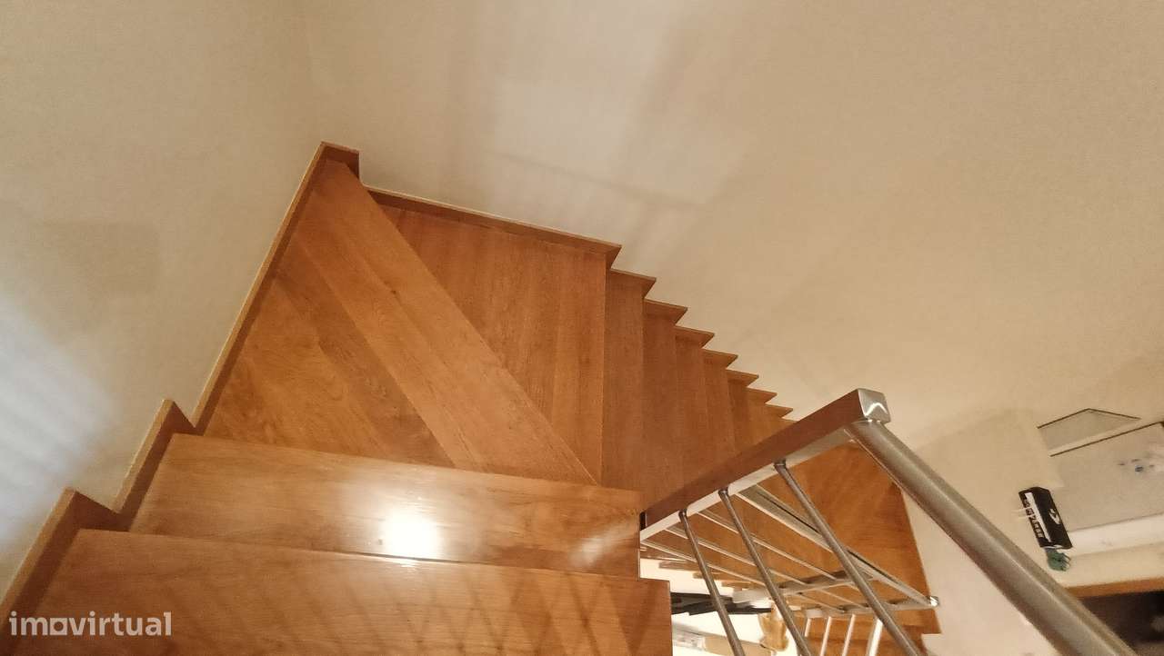 Moradia T3 em banda | 2 pisos e quintal, estimada | área  de 214m2-21