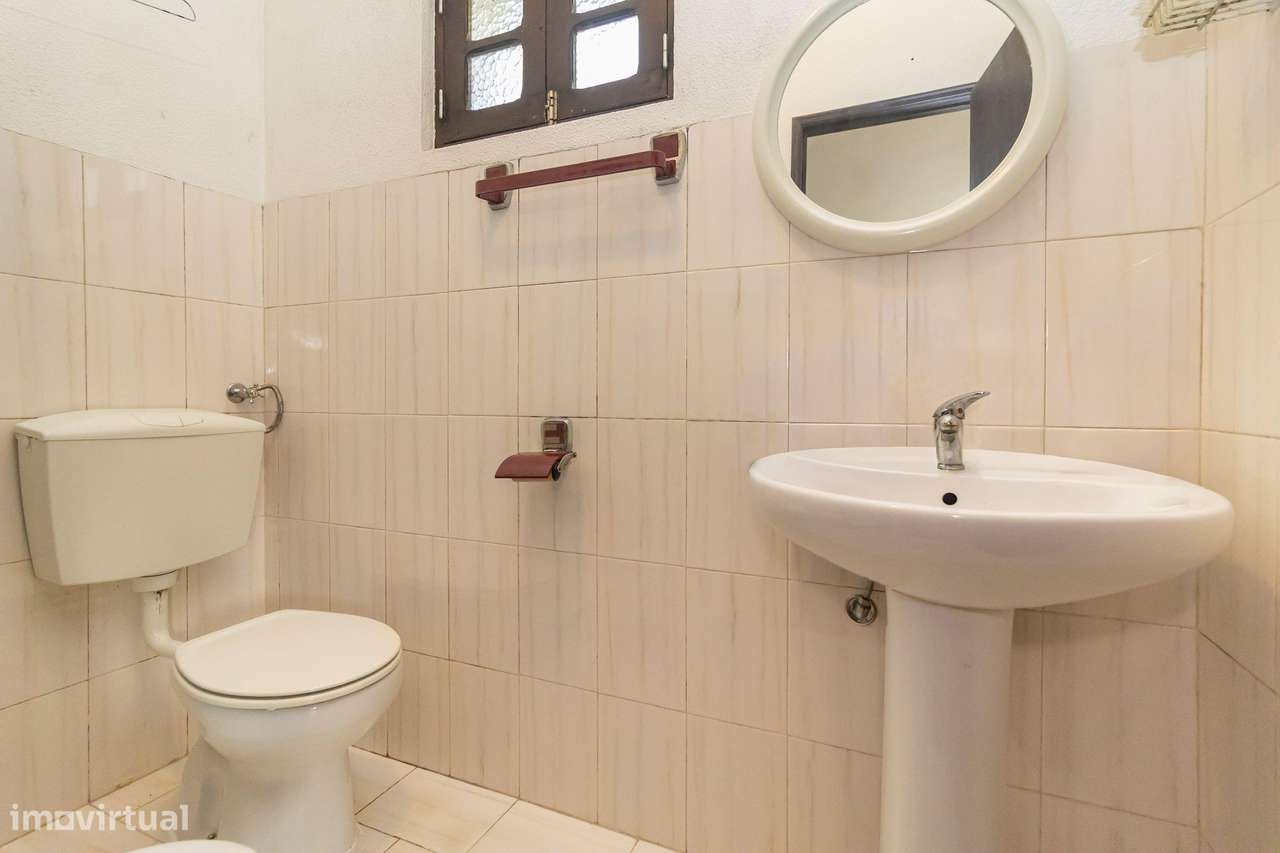 Moradia com construções de apoio, piscina e localização priviligiada-25