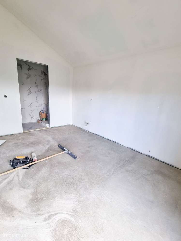 Moradia Ind. V4 p/ concluir c/ piscina - Pinheiro-16