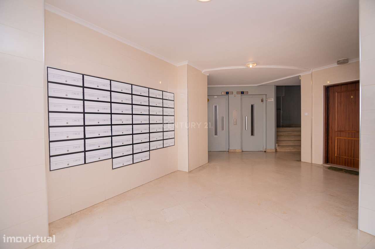 NÃO PERCA ESTA GRANDE OPORTUNIDADE! APARTAMENTO T2 ESPAÇOSO E COMPLETA - Grande imagem: 3/34