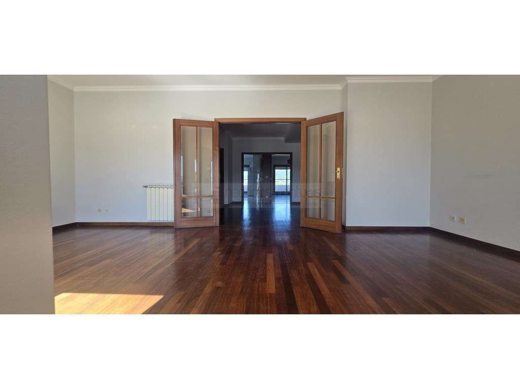 Excelente apartamento T5 Duplex-0