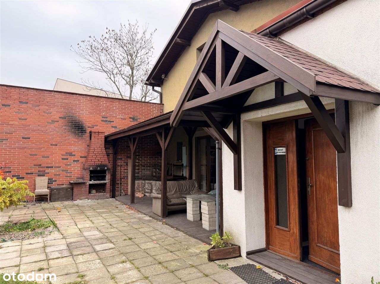 Dom z lokalami handlowymi - centrum Pyskowic.-2