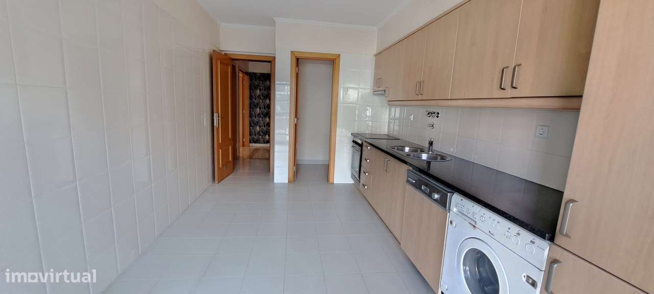 Apartamento T4  152m2 , Lugar estacionamento junto á praia  Alcochete.-7