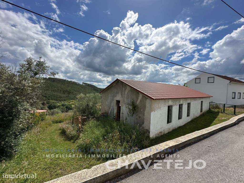 Quintinha com duas casas de campo e uma arrecadação a cerca de 4 km...-42