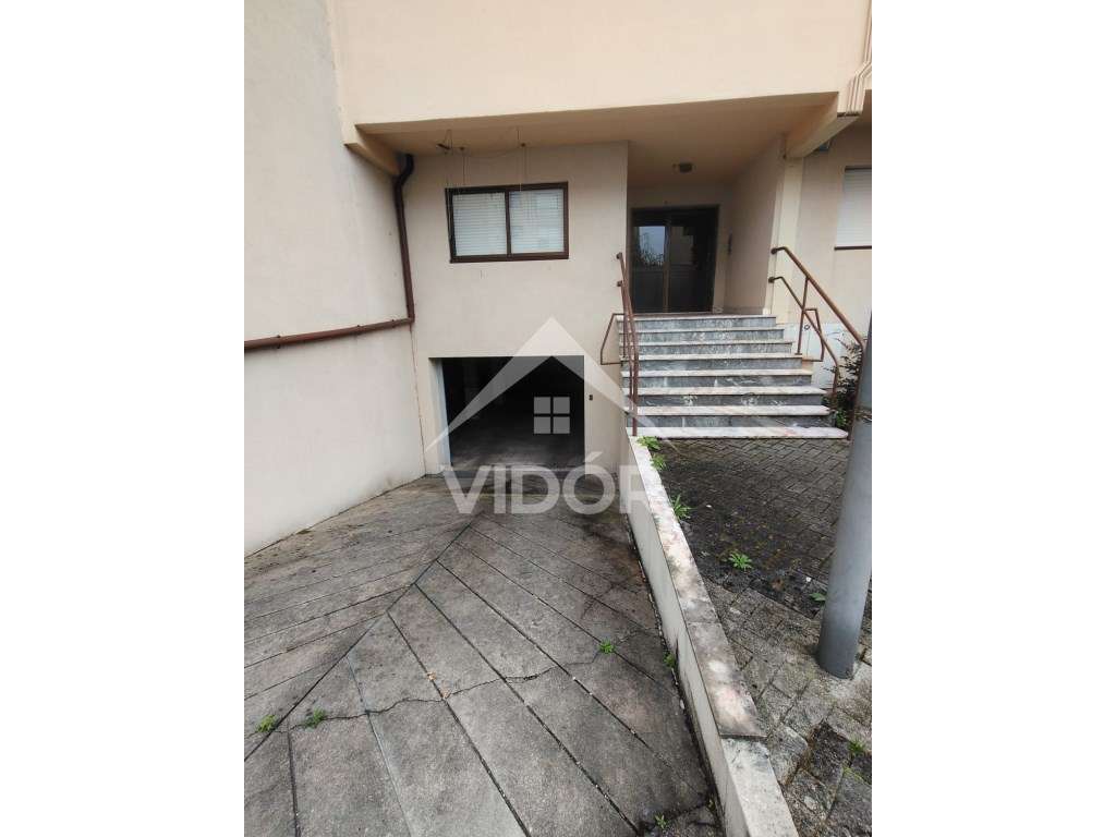 Garagem na Rua Camilo Pessanha - Montes Burgos - Grande imagem: 2/4