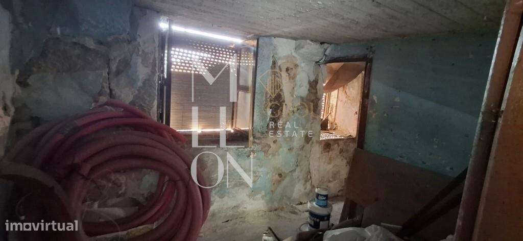 Moradia T2 bifamiliar com grande potêncial e excelente localização:-12