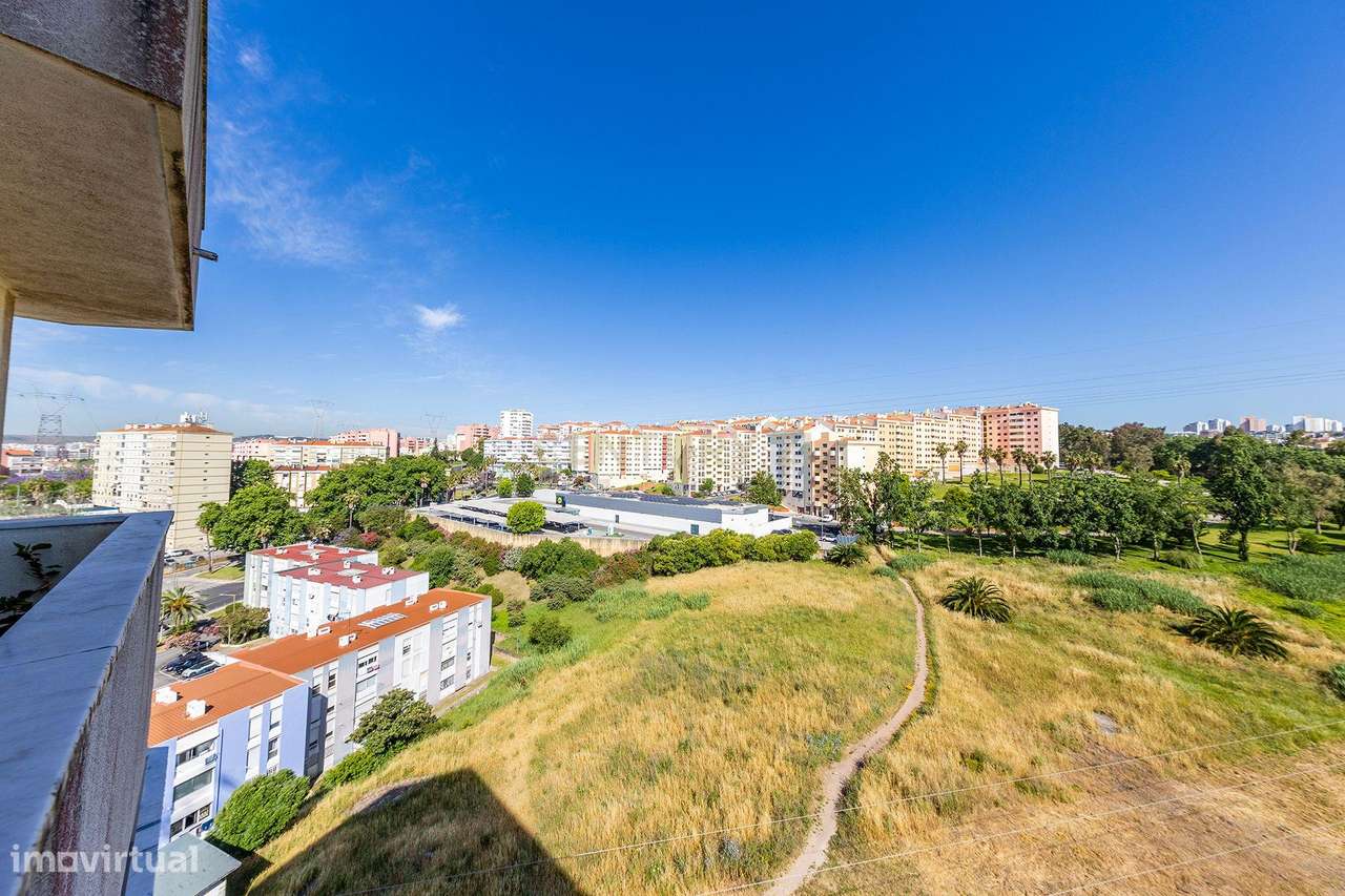 T3 Luminoso com Varandas e Garagem em Excelente Zona de Odivelas-23