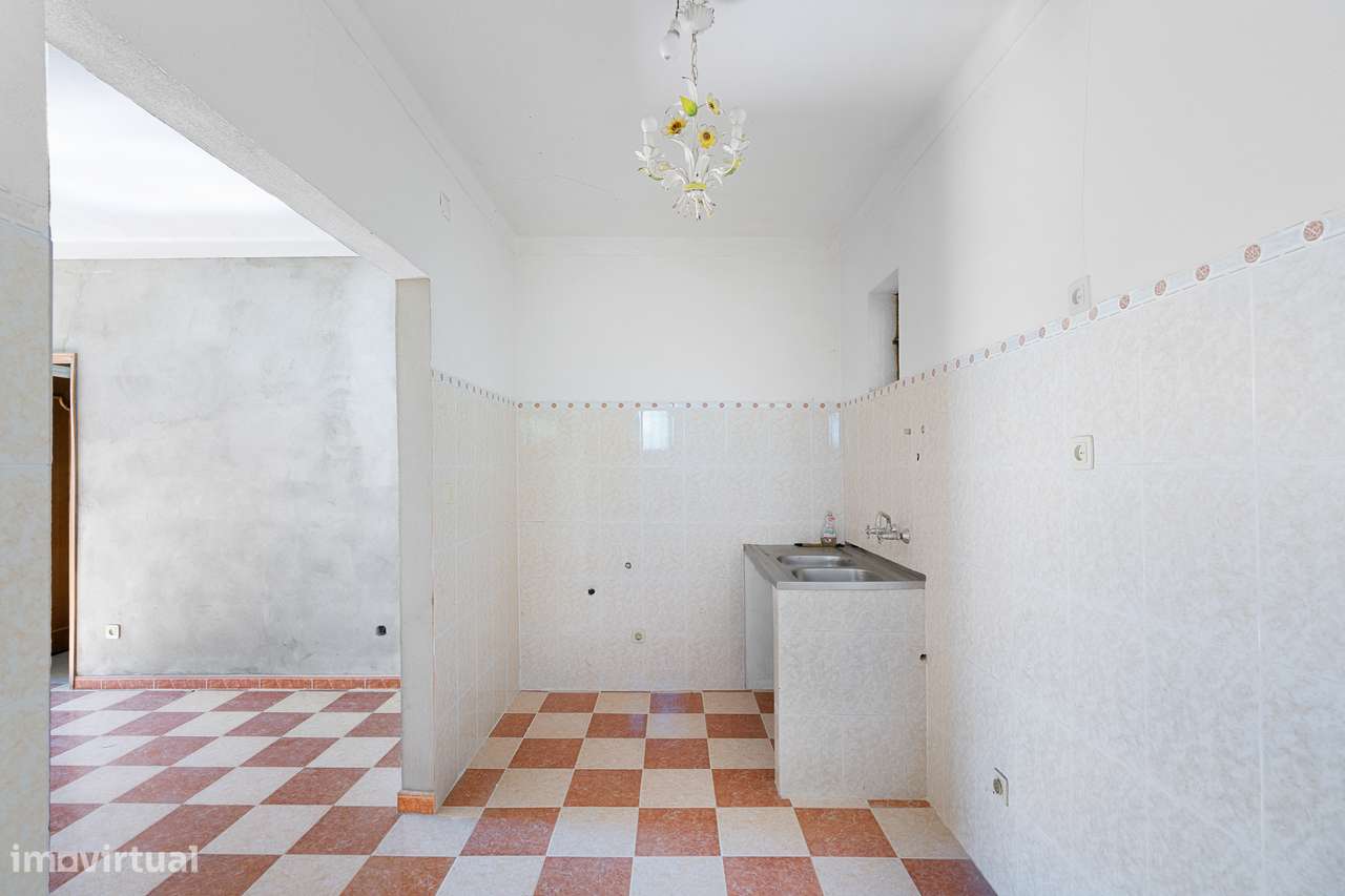Moradia em pedra isolada com piscina e jardim-19