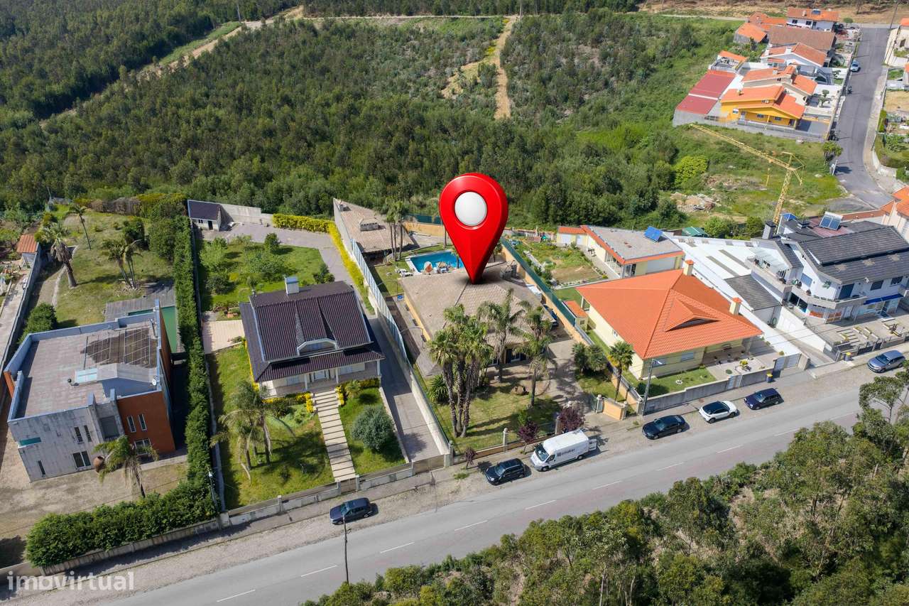 Encantadora Moradia de 4 Frentes-42