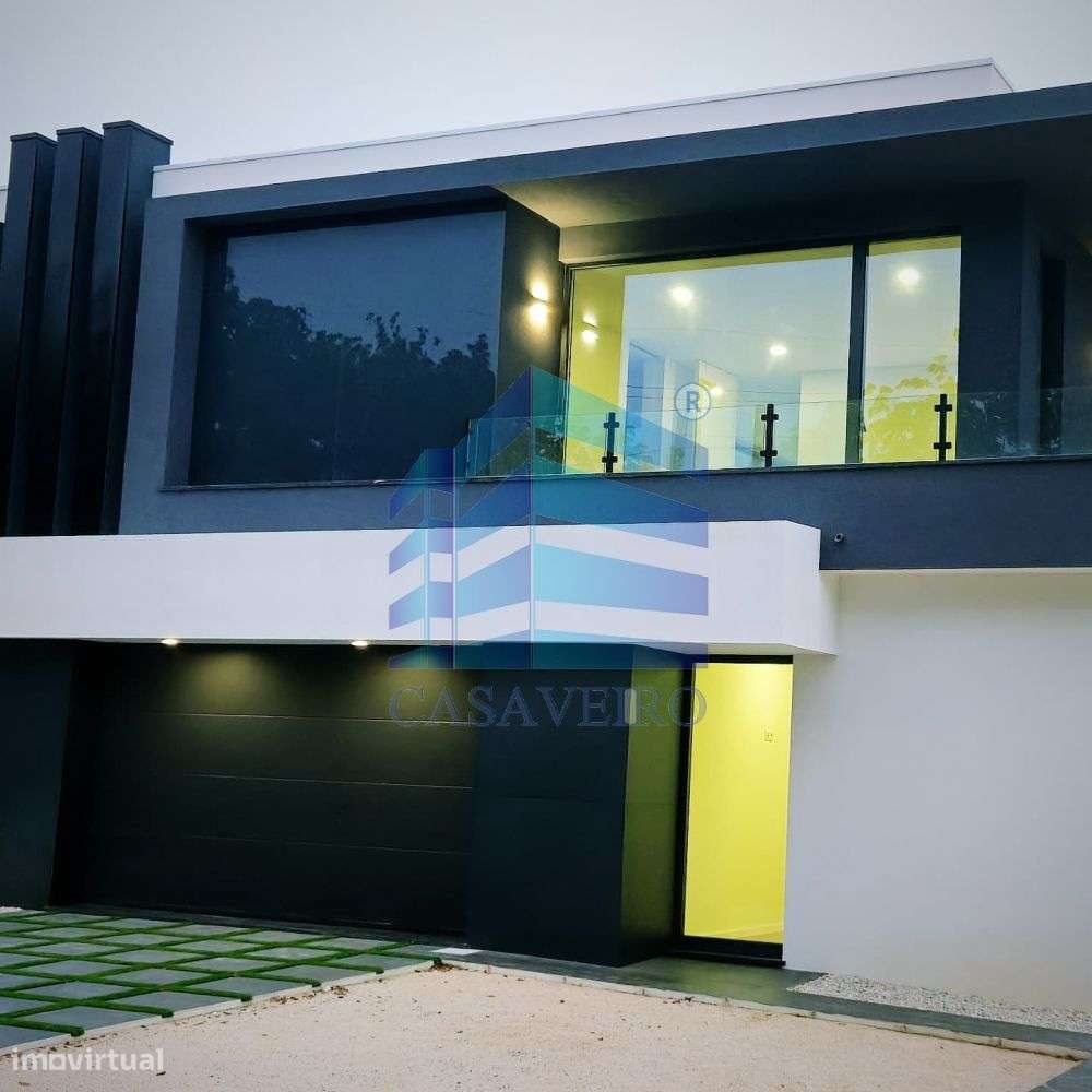 Moradia T4 Geminada em Santa Joana-5