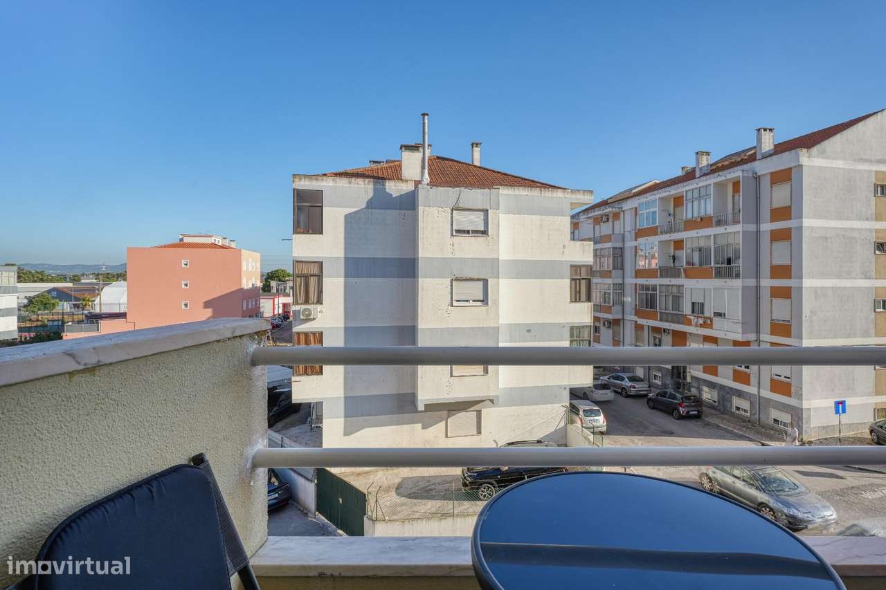 Apartamento T2+1 Totalmente Remodelado no Casal do Marco, Seixal-8