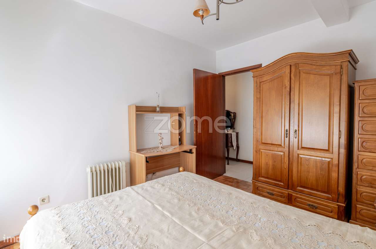 Apartamento T3 com garagem, varanda e arrumos-14