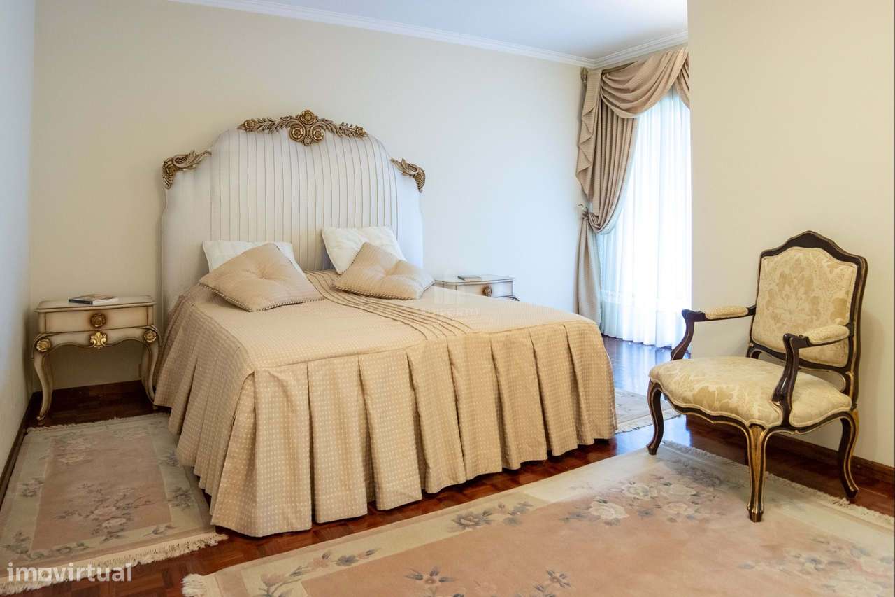 Moradia T6 Exclusiva com terreno de cerca 4.000 m² e Piscina Privada e-40