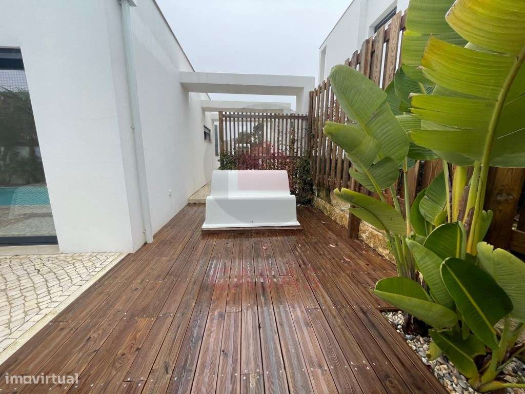 Moradia de arquitectura moderna com piscina privada-39