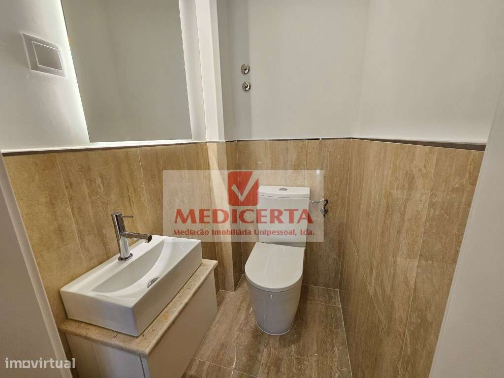 Massamá - Centro T3 Duplex(140m2) Totalmente remodelado-5