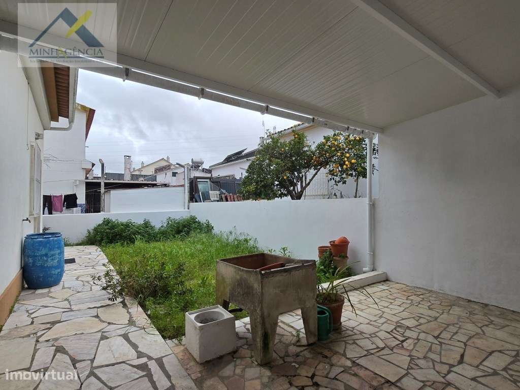 Moradia isolada com garagem na Quinta do Conde-33