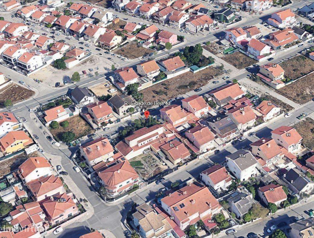 Moradia T4 com piscina-11