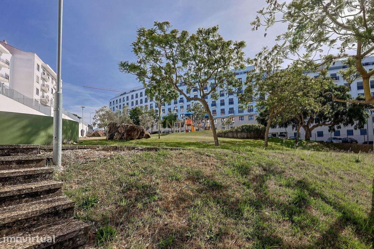 Apartamento T2 com Garagem, no Parque Luso em Corroios.-42