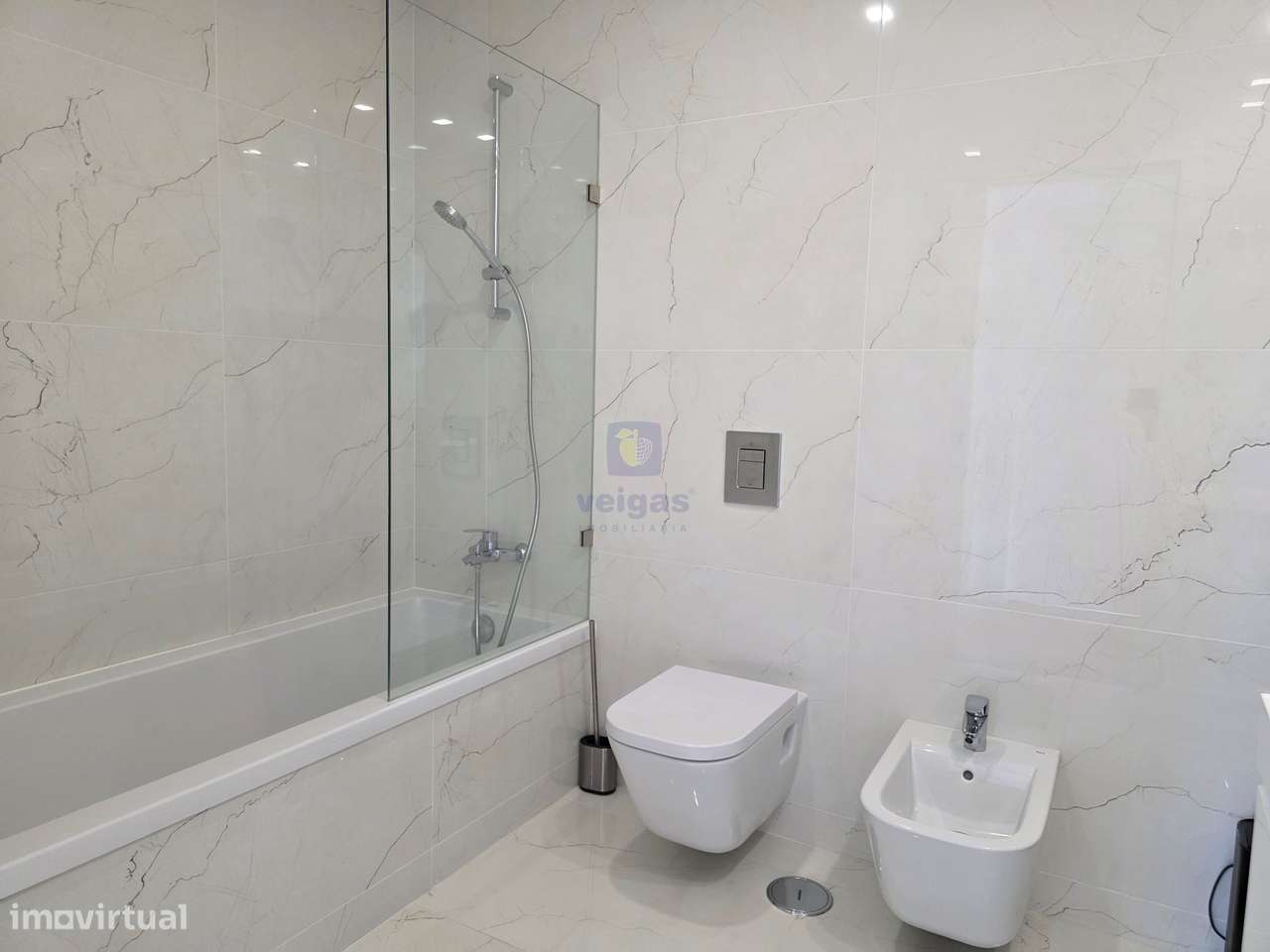 Apartamento semi-novo, T2, 2 WC, box p/ 2 carros e arrumos, em Leiria-16