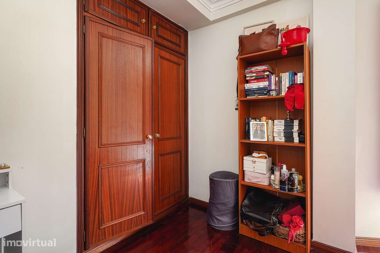Apartamento T2 com garagem e elevador no Barreiro-11