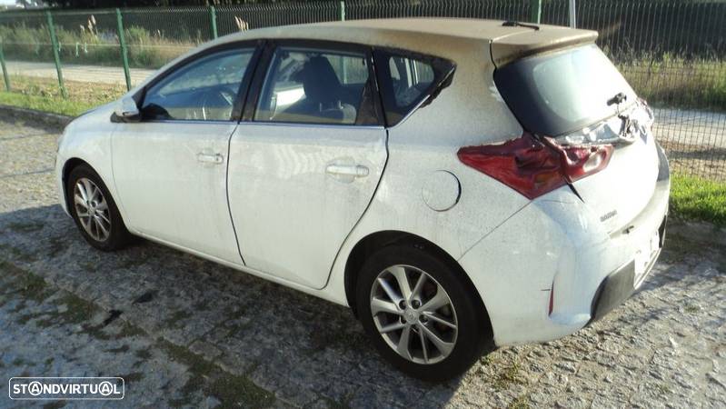 Toyota Auris 2.0 D-4D 5P 2014 - Para Peças - 9