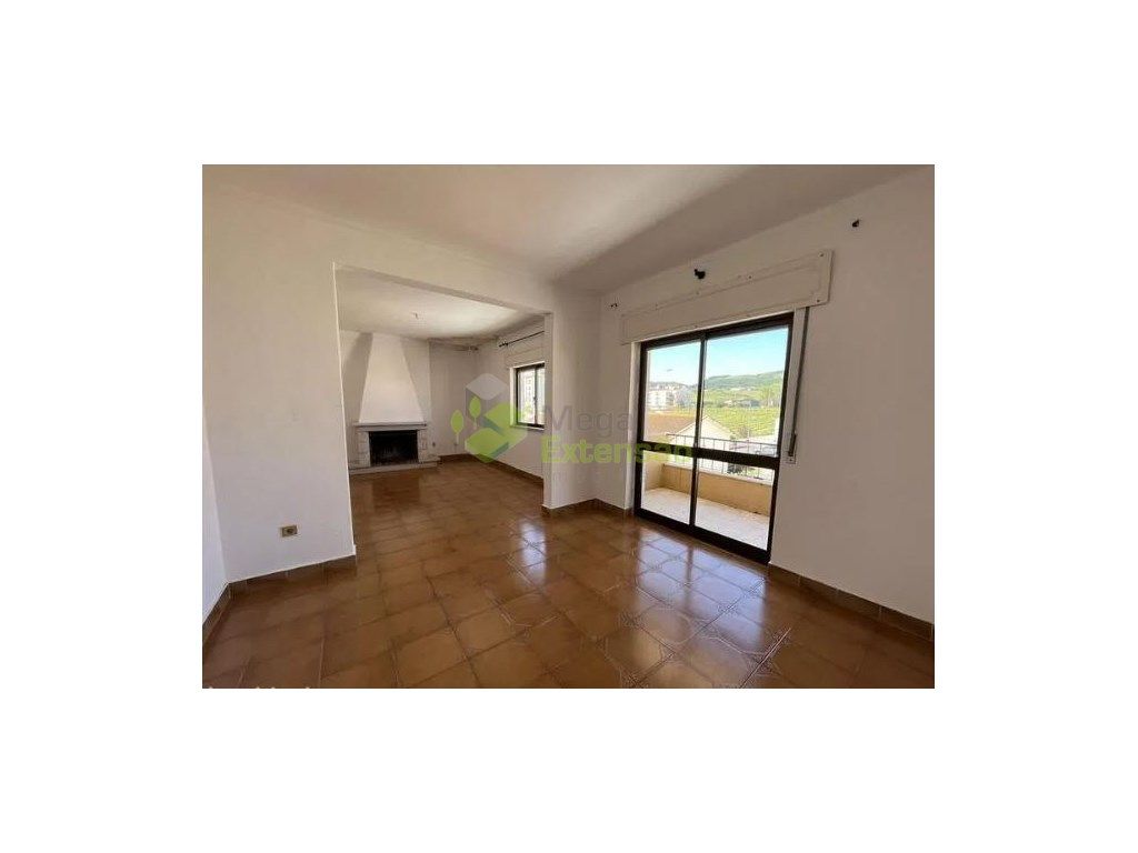 Apartamento T2, usado, Arruda dos Vinhos, com lareira e v...