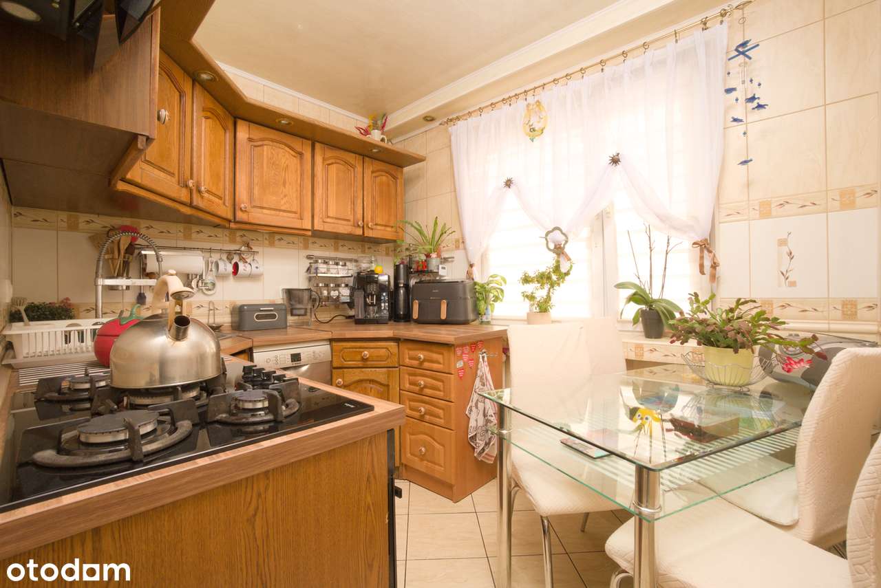 Balkon, brak innych bloków za oknami, parking przed blokiem - Pełny obrazek: 4/8