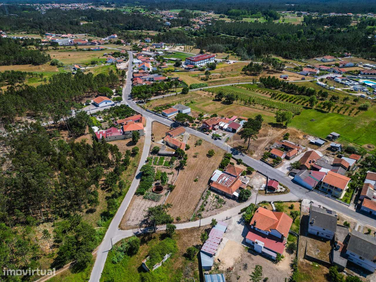 Terreno com cerca de 2.400 m² e viabilidade de construção em Moinhos d-12