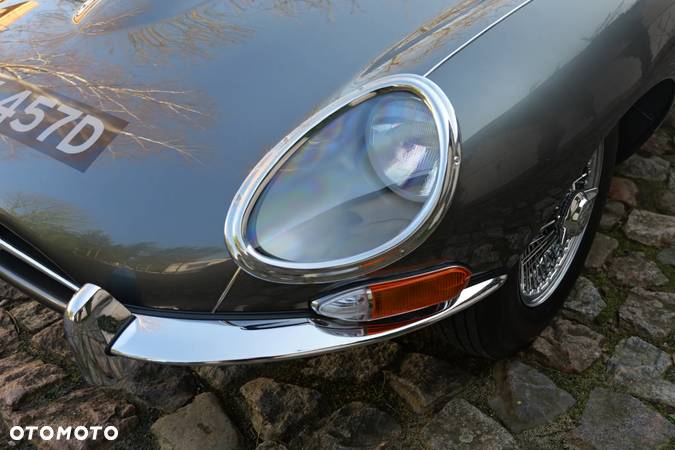 Jaguar E-Type - 7