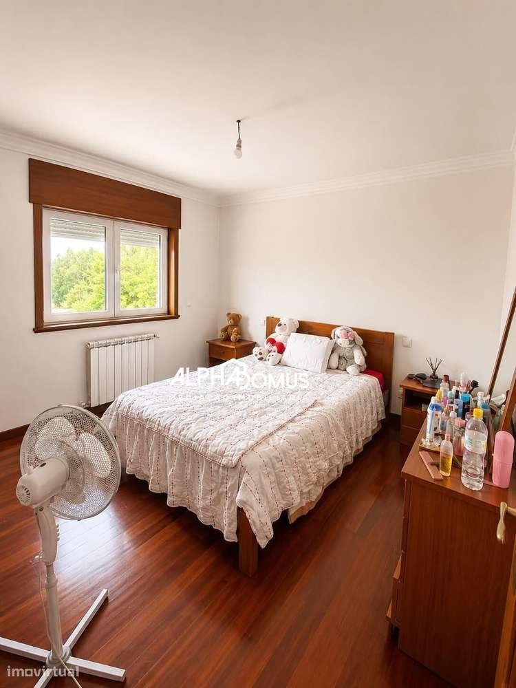 Moradia T4 com Suite, Sotão, Garagem e Espaço Exterior em Valença-24