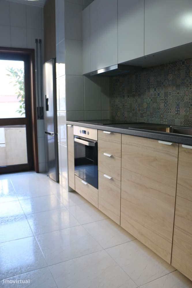 T1 com cozinha separada, terraço, garagem e excelente localização. - Grande imagem: 2/15