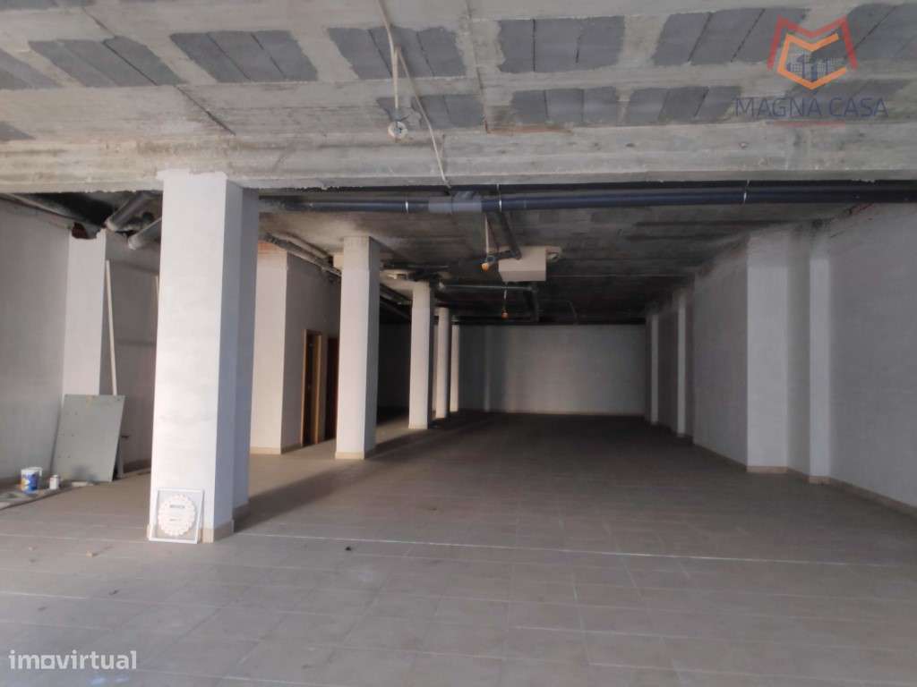 Loja na Quinta do Almirante, Santo António dos Cavaleiros, Loures - Grande imagem: 3/10