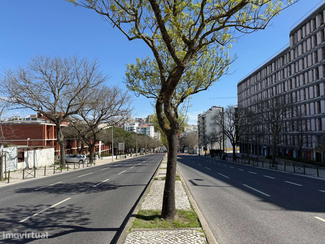 Apartamento T1 | 60 m² | Parqueamento | Avenida das Forças Armadas - Grande imagem: 2/9