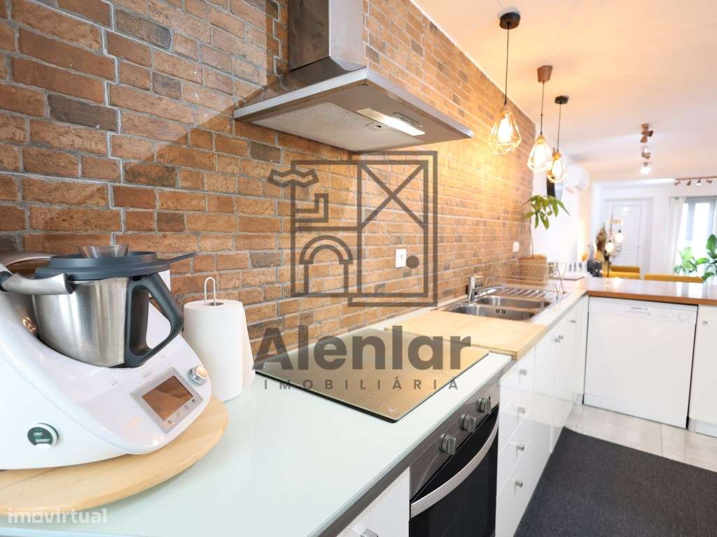 Moradia T3 como nova, no centro de Alhandra-9