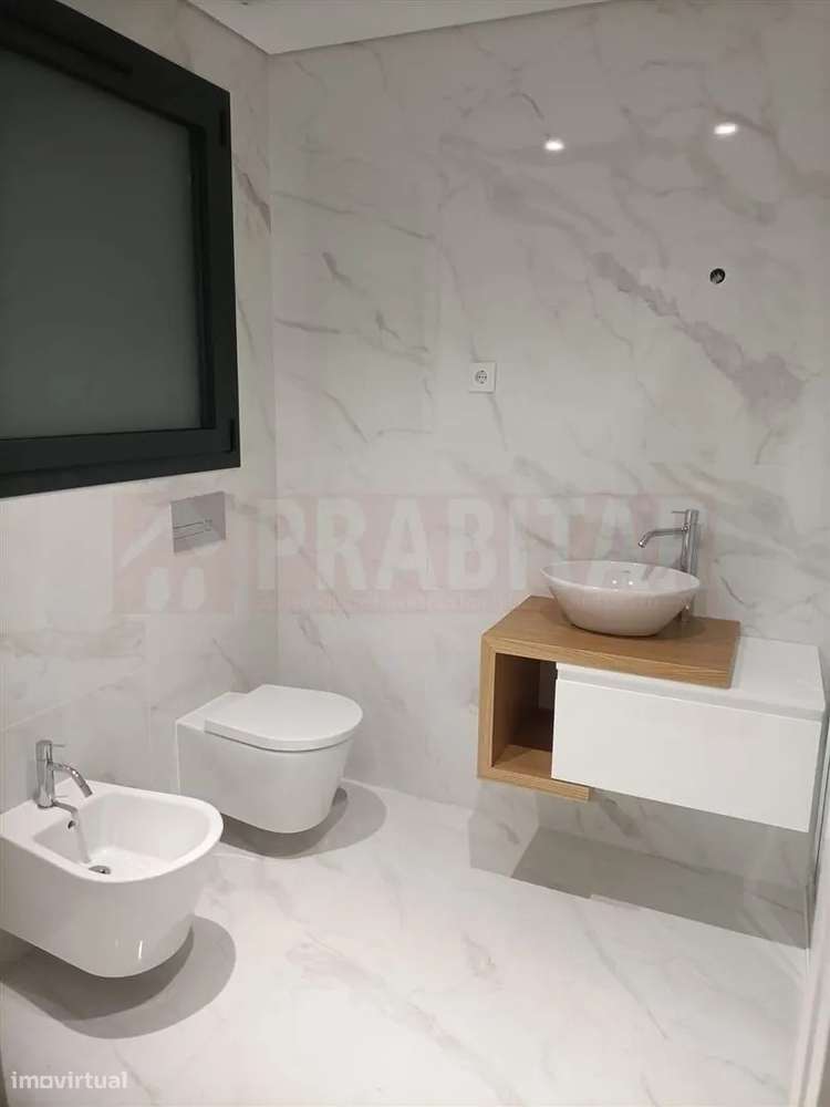 Em Celas, Apartamento T2 com 2 Suites, Varandas e Garagem-1