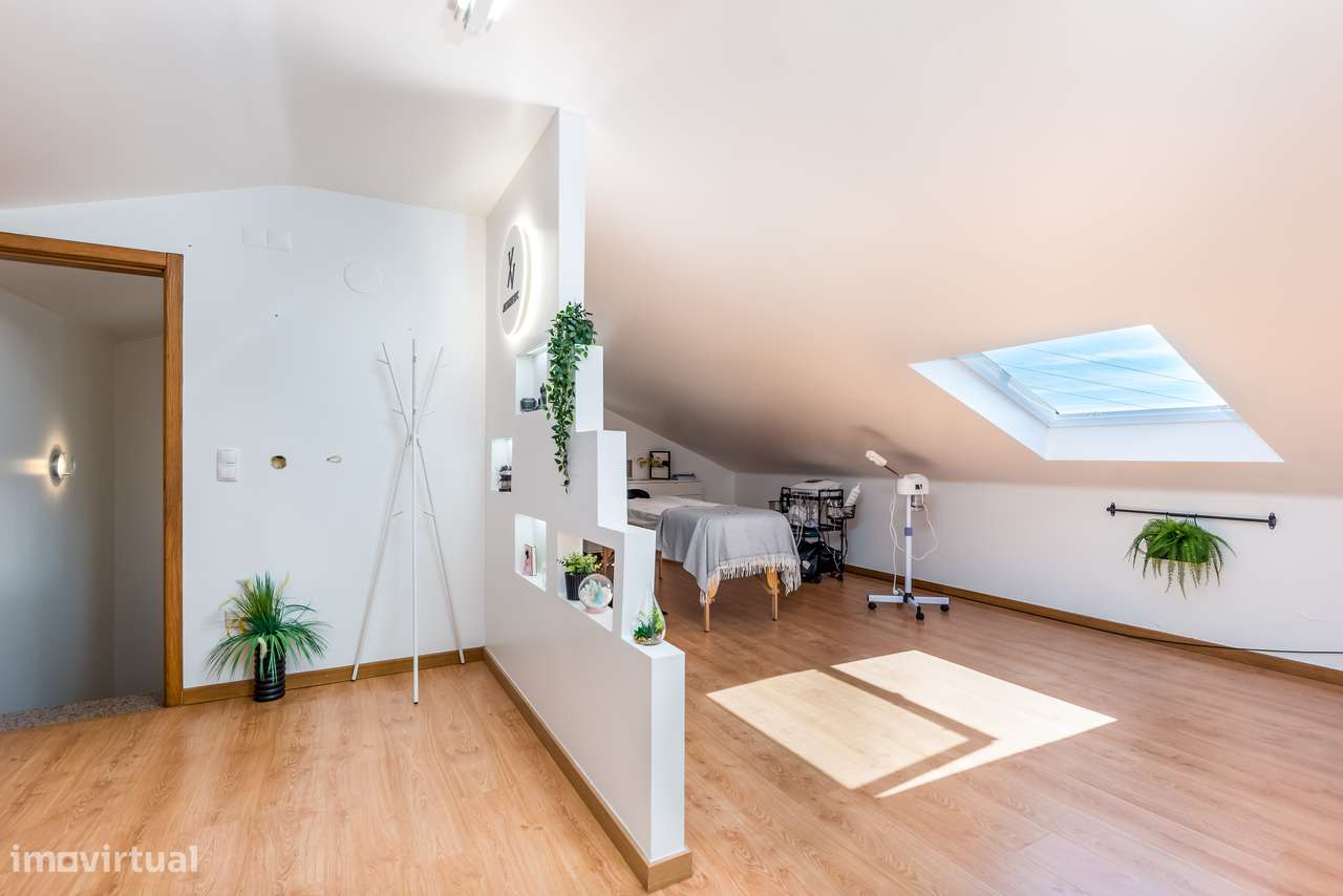 Moradia Isolada com 5 quartos| 2 Suite | Garagem e Sótão | 5m Metro-40