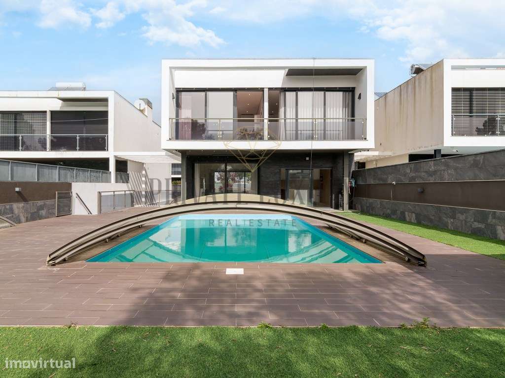 Moradia T4 com varandas e piscina em Azeitão-23