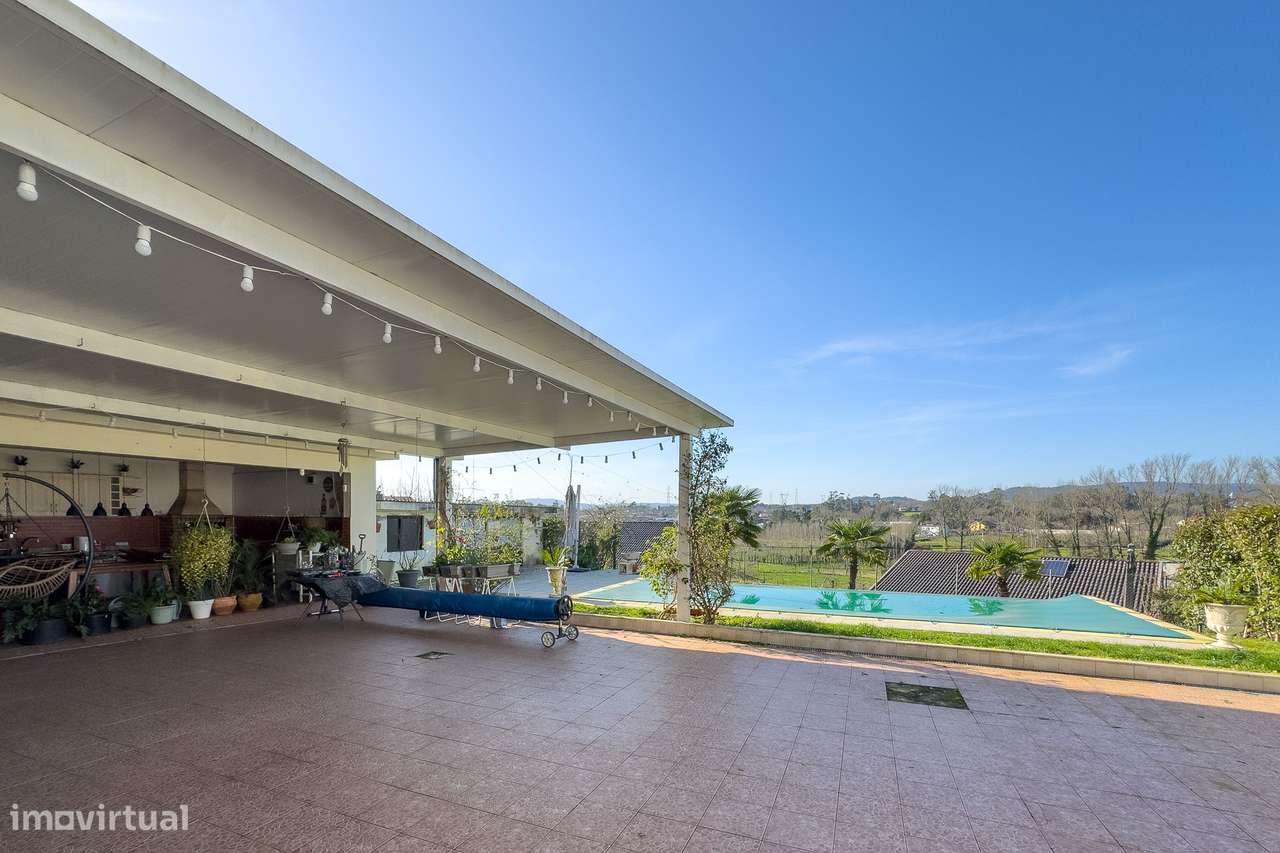 Moradia de Luxo T4 | Piscina Aquecida | Exclusividade Total em Amares-35