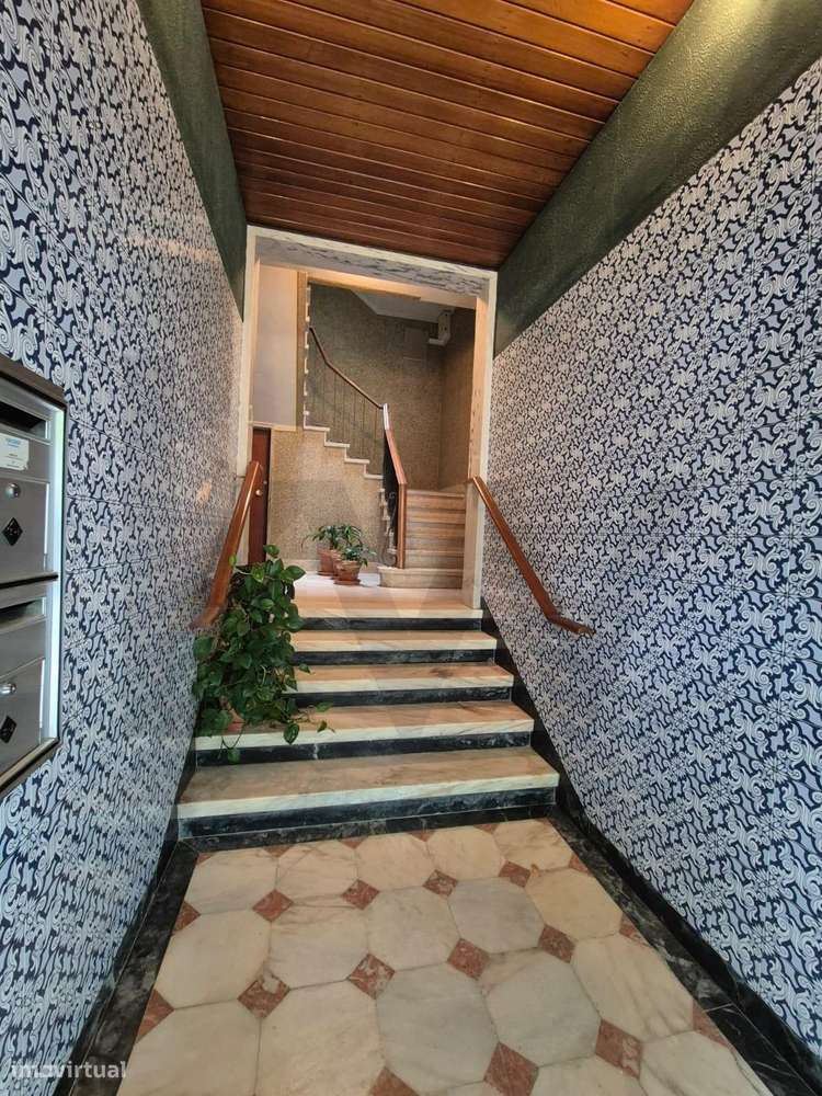 T2 com vista desafogada em S. Pedro Estoril - Grande imagem: 4/21