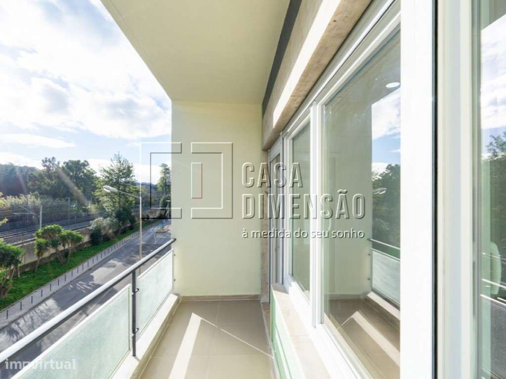 Apartamento de tipologia T3 com varanda, mobilado e equipado em Ben...-9