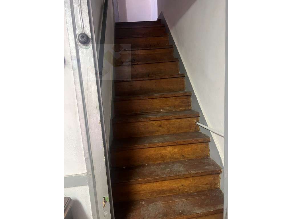 Moradia frente Monsanto, Excelente oportunidade, T2, por recuperar!-26