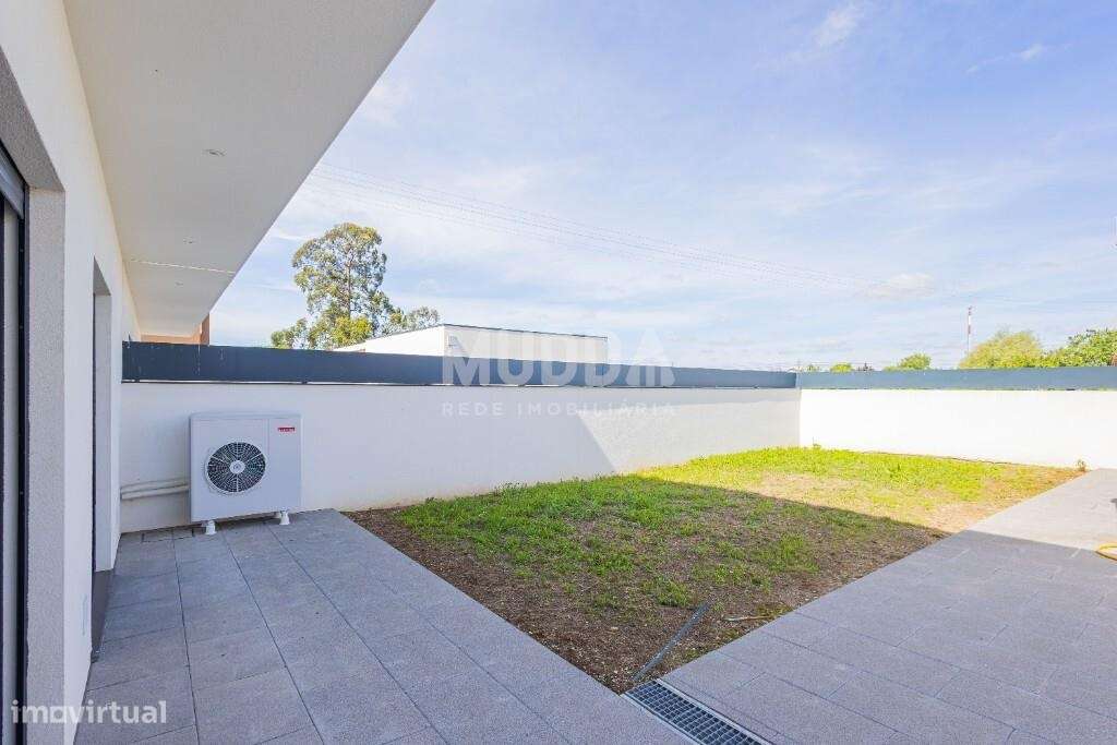 Moradia T4 com Design Contemporâneo e Acabamentos Premium-27