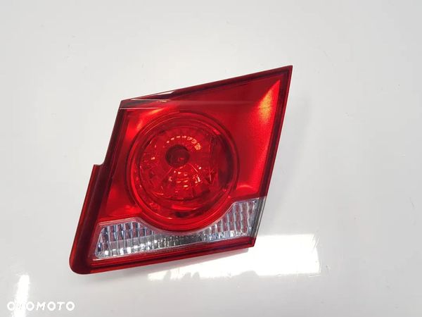 Lampa tylna w klapę prawa Chevrolet Cruze sedan - 1