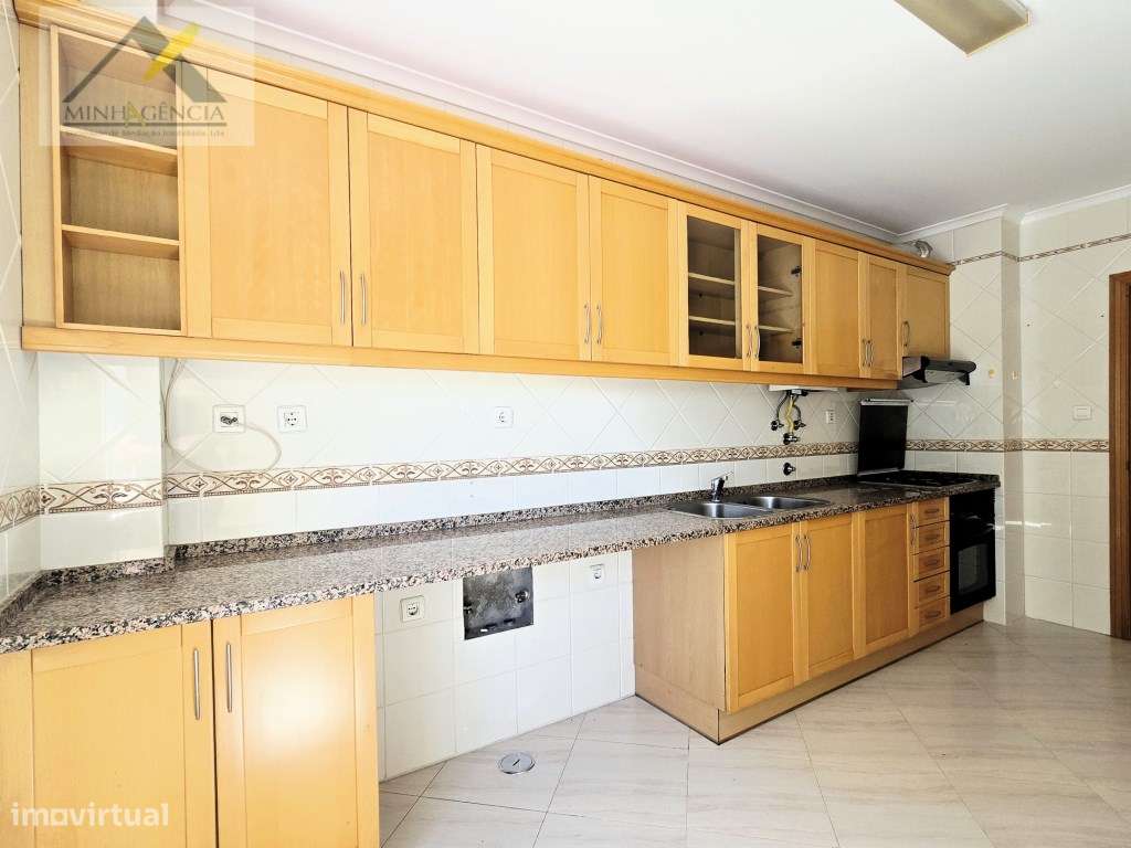 Apartamento T2 com arrecadação no Bairro Afonso Costa em Setúbal-2