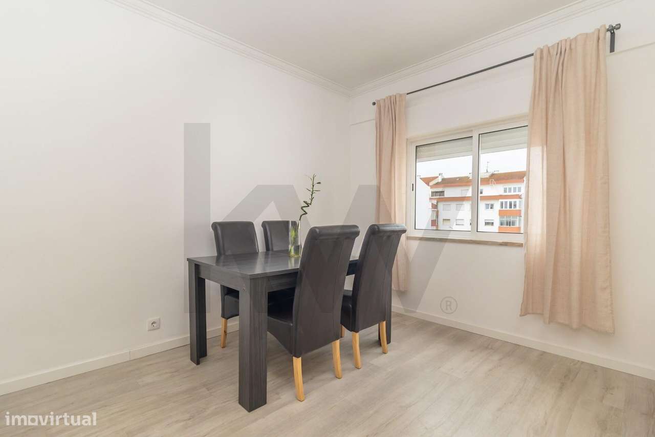 Apartamento T4 Duplex na Amora-12
