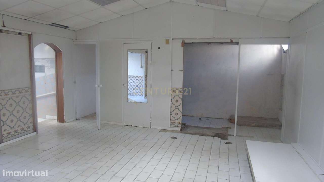Estacionamento Com logradouro com 75 m2  e Zona de Arrumos com 48 m2-1